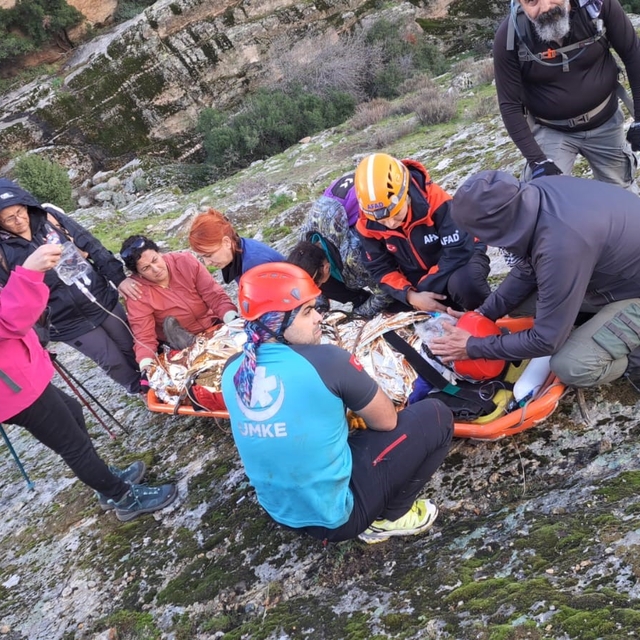 Yürüyüş yaparken dere yatağına düşen şahıs kurtarıldı