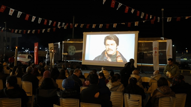 Yunusemre Belediyesinden vatandaşlara açık havada sinema keyfi