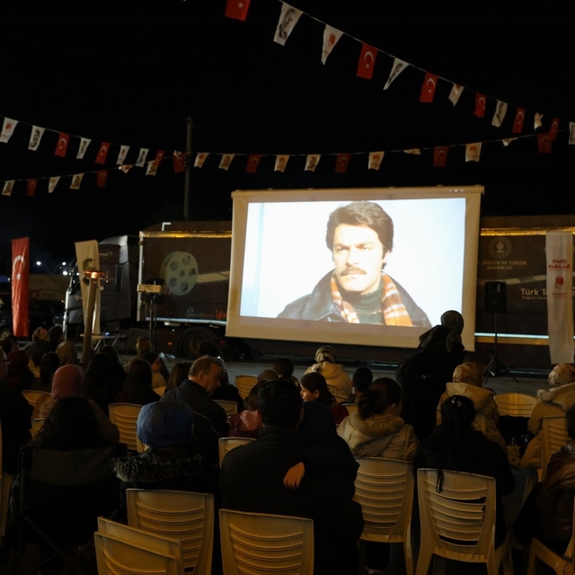 Yunusemre Belediyesinden vatandaşlara açık havada sinema keyfi
