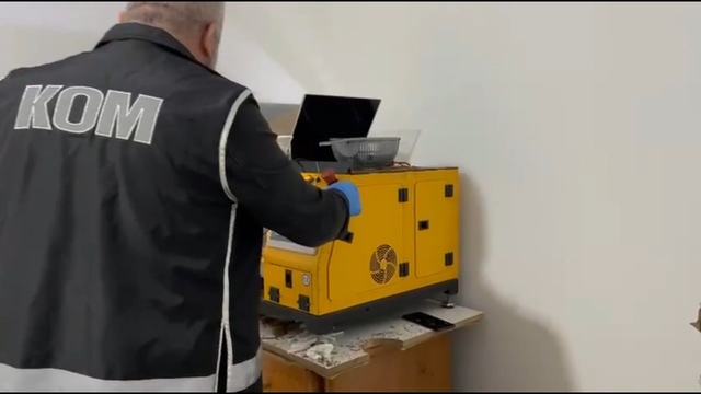 Evin odalarını sigara imalathanesine çevirmişler