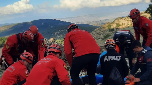 Aydın'da dağda yürüyüş sırasında düşerek yaralanan kişi, askeri helikopterle kurtarıldı