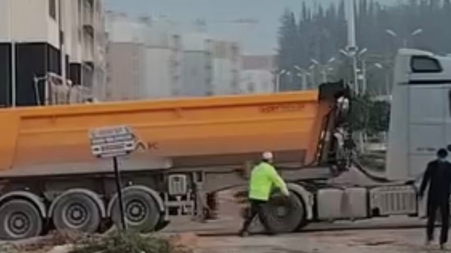Hatay'da polis memuru, yoldaki çukuru kürekle kapattı; O anlar kamerada