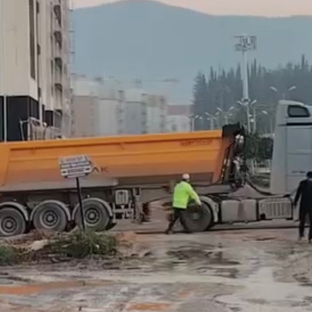 Hatay'da polis memuru, yoldaki çukuru kürekle kapattı; O anlar kamerada