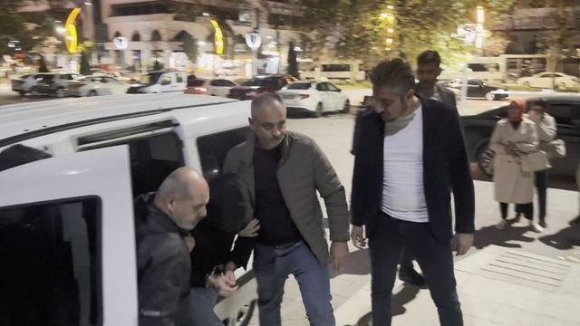 Ordu'da silahla kuyumcuyu soyan zanlı adliyeye sevk edildi
Soygunu gerçekleştiren zanlıyı, kuyumcu çalışanını bağladığı koli bandındaki parmak izi ele verdi