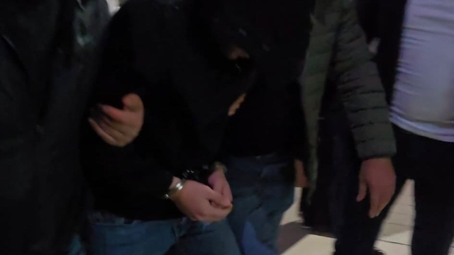 Kuyumcu soyguncusunun kimliği, bant üzerindeki parmak izinden saptandı