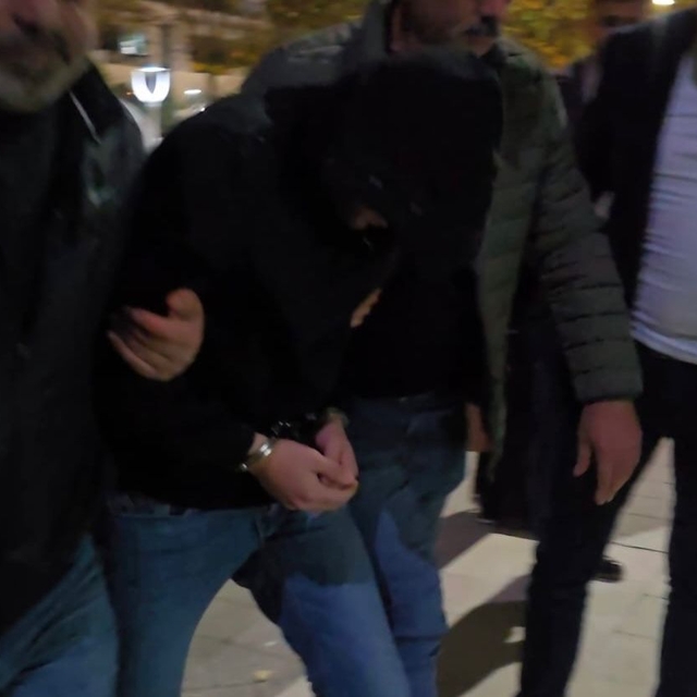 Kuyumcu soyguncusunun kimliği, bant üzerindeki parmak izinden saptandı