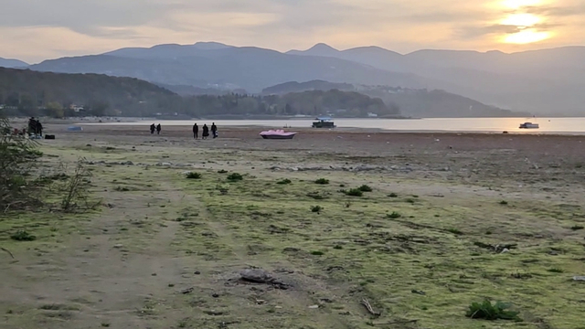 Sapanca Gölü'ndeki kuraklığa, 'Suyun olduğu yerde insanlar mangal yapıyor' görseliyle dikkat çekti