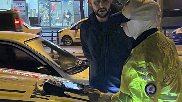 Alkolden ehliyetini kaptıran sürücü, yolu 15 kilometre uzatsa da kurtulamadı
Konya'da uygulama noktasında durdurulan ehliyetsiz sürücü: "15 kilometre yolu uzattım polise takılmadan geleyim diye yalana gerek yok"