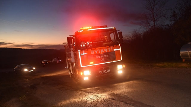 Bahçede plastik kablo yaktı, ekipleri harekete geçirdi