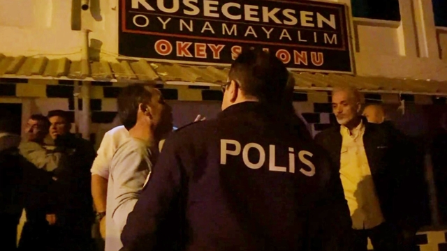 "Küseceksen Oynamayalım" kahvehanesindeki kavga sokağa taştı
Kavga gürültü mahalleyi ayağa kaldırdılar, müdahaleye gelen polise küfredip "Bağıramazsın" dediler