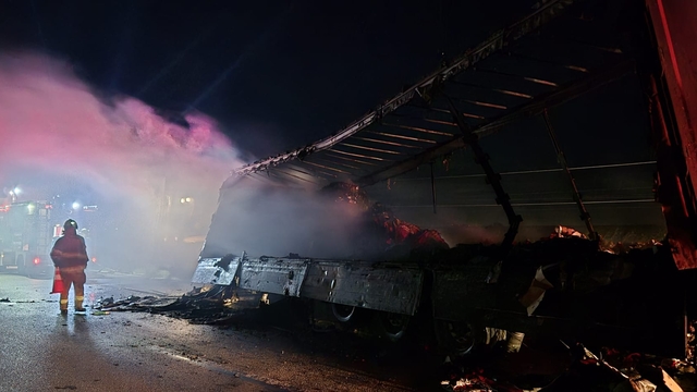 Balıkesir'de seyir halindeki karton yüklü tırda çıkan yangın söndürüldü