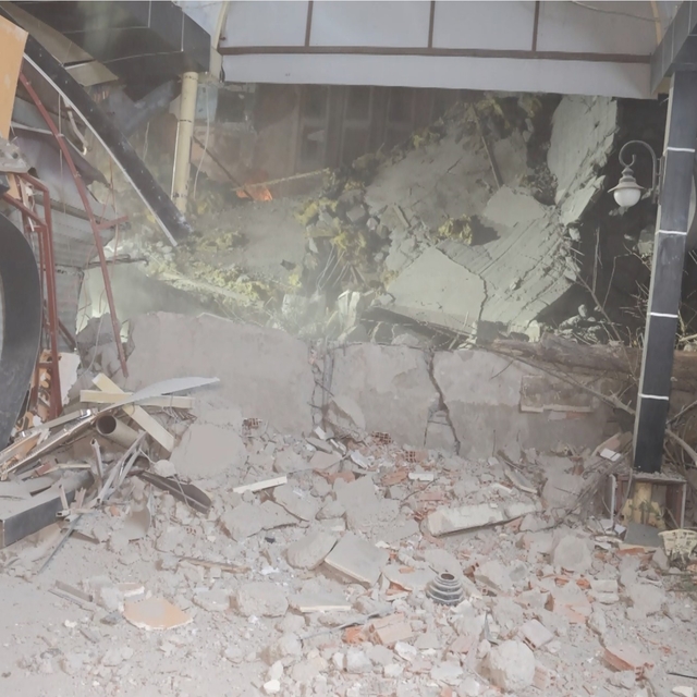 Aksaray Belediyesi'nin kontrolsüz yıkımı az kalsın dükkanları yıkıyordu