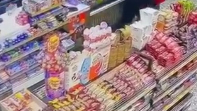 Alkollü müşteri, akaryakıt istasyonu çalışanını böyle darbetti