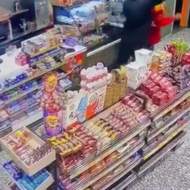 Alkollü müşteri, akaryakıt istasyonu çalışanını böyle darbetti