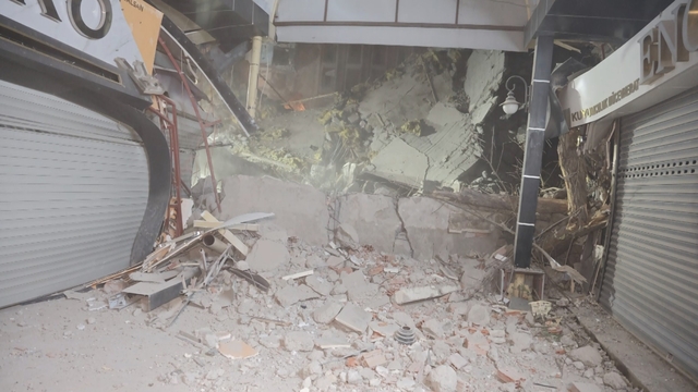 Aksaray Belediyesi'nin kontrolsüz yıkımı az kalsın dükkanları yıkıyordu