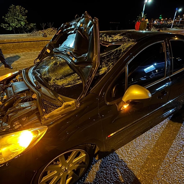 Arkadaşlarının halı saha futbol maçını izlemeye giden gence otomobil çarptı