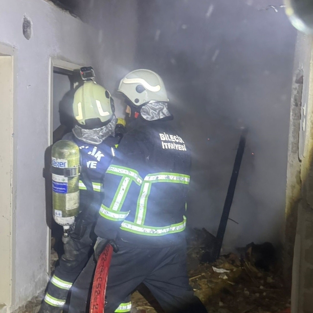 Bilecik'te metruk bina yangın