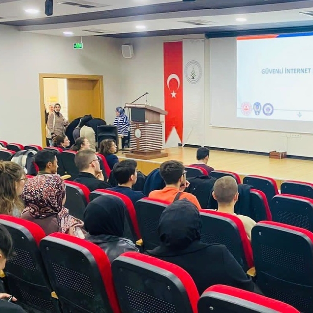 Kütahya'da öğrencilere siber güvenlik ve bilinçli internet kullanımı semine...