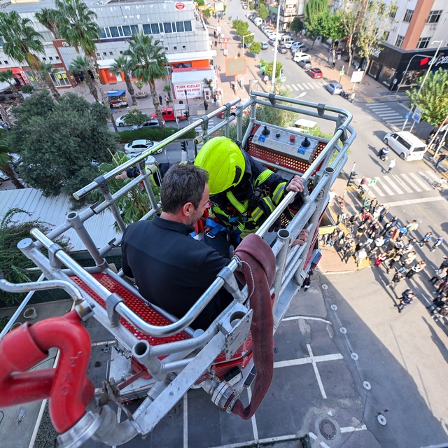 Mersin'de iş merkezinde yangın ve kurtarma tatbikatı yapıldı