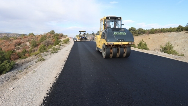 Kütahya köylerinde asfalt çalışmaları devam ediyor