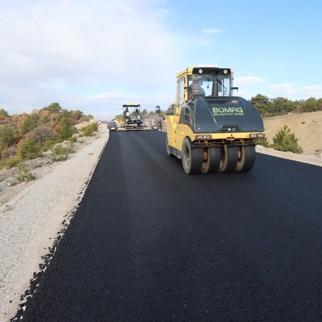 Kütahya köylerinde asfalt çalışmaları devam ediyor