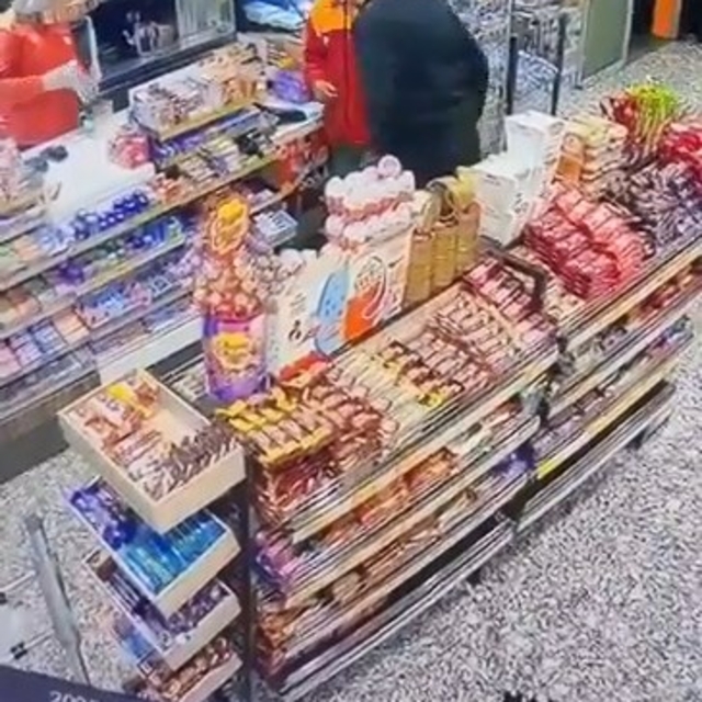 Akaryakıt istasyonu çalışanına kafa atıp, yumrukladı; o anlar kamerada