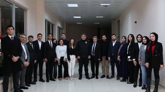 Karaburun'un Hukuk Fakültesi öğrencileriyle buluştu