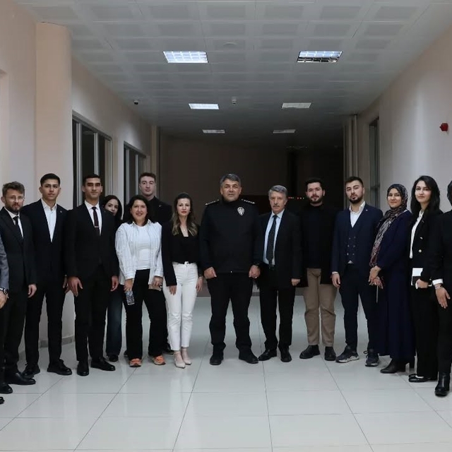 Karaburun'un Hukuk Fakültesi öğrencileriyle buluştu