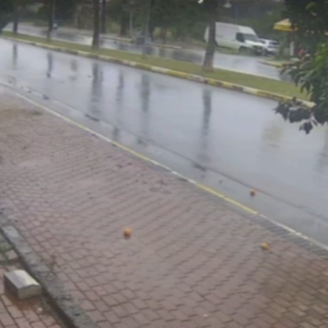 Antalya'da seyir halindeki otomobil bir anda alev topuna döndü, sürücü kend...