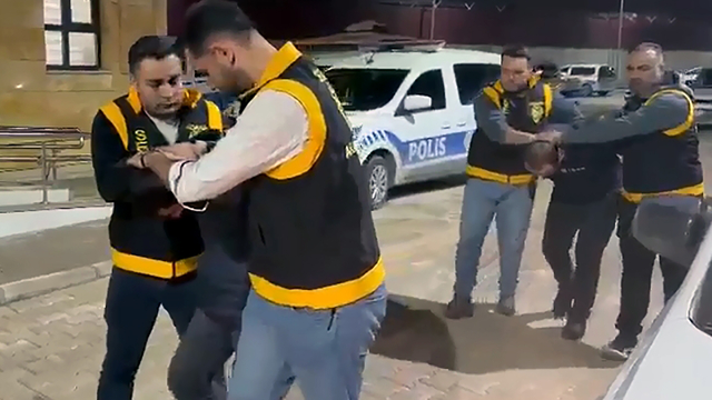 Evinde 1'i otomatik 3 tabanca ele geçirildi; 'Hasmımız çok' dedi