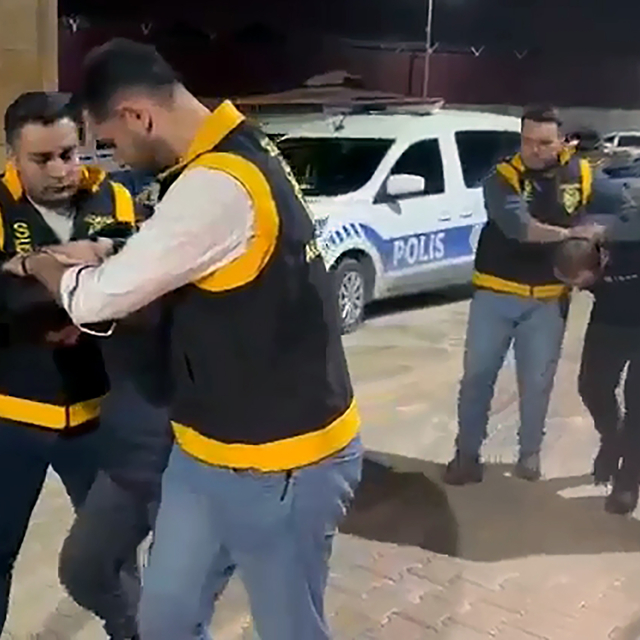 Evinde 1'i otomatik 3 tabanca ele geçirildi; 'Hasmımız çok' dedi