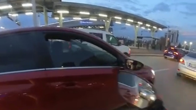 Bursa'da kadın sürücüler arasında yol verme kavgası
Kavga anı kask kamerasında