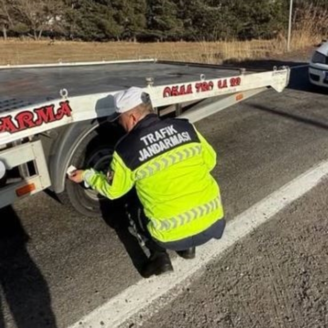 Ardahan'da jandarmadan 'zorunlu kış lastiği' denetimi