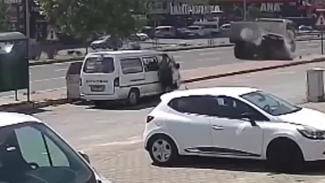 Hızla giden otomobil, kamyonun arkasına böyle girdi