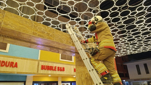 Hatay'da duvar boşluğuna sıkışan kedi itfaiye ekiplerince kurtarıldı