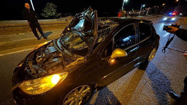 Arkadaşlarının halı saha futbol maçını izlemeye giden gence otomobil çarptı