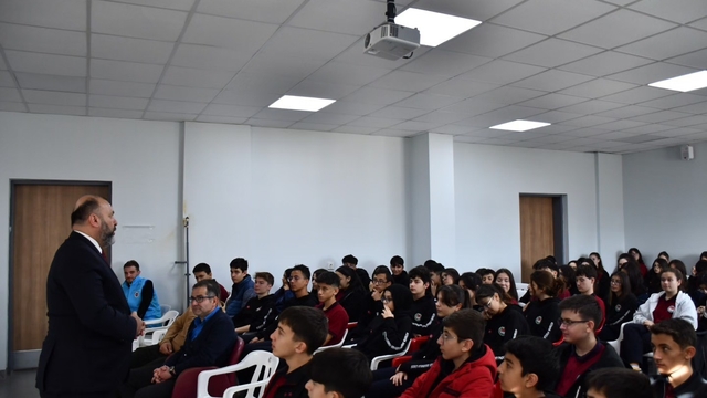 Kütahya Abdülhamid Han Anadolu Lisesi'nde "Hz. Peygamber ve Şahsiyet İnşası" konulu konferans