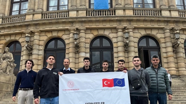 Aydınlı liselilerden elektrikli araç şarj istasyonu alanında uluslararası başarı
Erasmus ile geleceğimizi şarj edioruz projesi tamamlandı