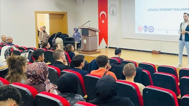 Kütahya'da öğrencilere siber güvenlik ve bilinçli internet kullanımı semineri