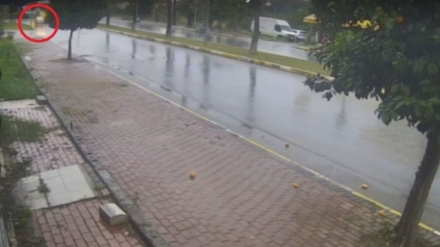 Antalya'da seyir halindeki otomobil bir anda alev topuna döndü, sürücü kendini dışarıya attı
Sürücü kendini refüje atarken, o anlar güvenlik kameralarına saniye saniye yansıdı