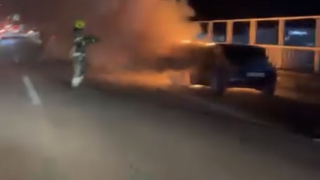 Seyir halindeki otomobil alev alev yandı