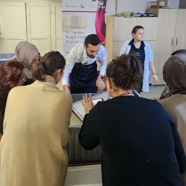 Samsun Olgunlaşma Enstitüsü'nde kenevir lifinden geleneksel kağıt yapımı eğ...