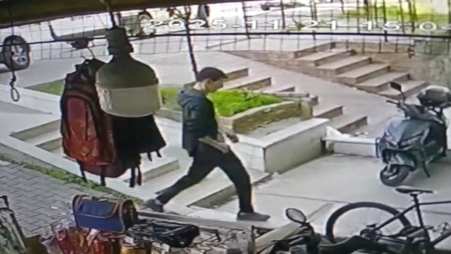 Apartmana eli boş girdi, dışarıya altında akrobasi bisikleti ve çantayla çıktı
Kardeşinin 'Bilgisayarımı gördünüz mü?' sorusuyla soyulduklarını anladılar
Ev sahibi, akrobasi bisikleti, ziynet eşyaları ve teknoloji aletleri çalındığı gerekçesiyle suç duyurusunda bulundu
Hırsızlık şüphelisinin o anları güvenlik kamerasına yansıdı