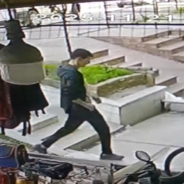 Apartmana eli boş girdi, dışarıya altında akrobasi bisikleti ve çantayla çı...