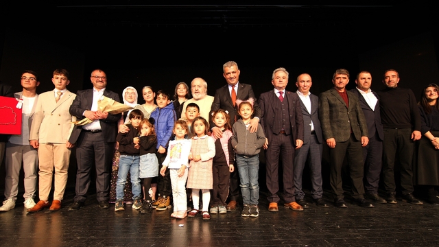 "Bir Gün Değil Bir Gül'dür Öğretmen"  ayakta alkışlandı