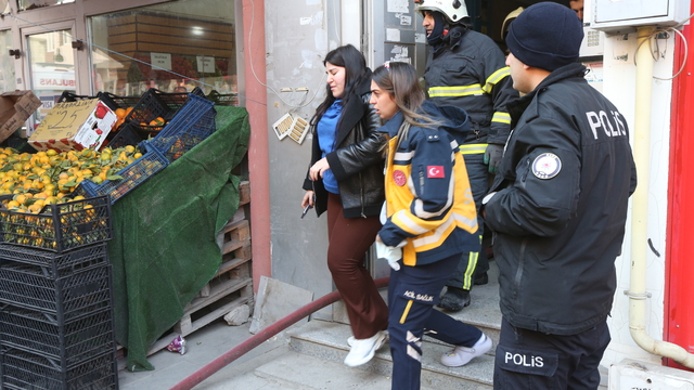 Kars'ta binada çıkan yangında 1'i çocuk 3 kişi dumandan etkilendi