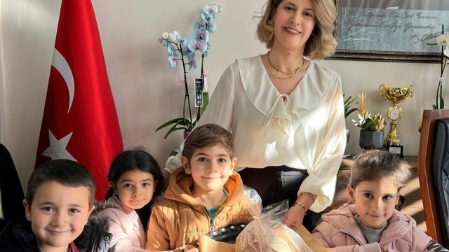 Minik öğrencilerden İlçe Milli Eğitim Müdürü'ne sıcak sürpriz
Hazırladıkları ev ekmeklerini Altıntaş İlçe Milli Eğitim Müdürü'ne hediye ettiler