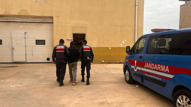 Hırsızlık suçundan 25 yıl kesinleşmiş cezayla aranan şahsı jandarma yakaladı