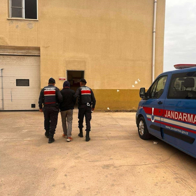 Hırsızlık suçundan 25 yıl kesinleşmiş cezayla aranan şahsı jandarma yakalad...