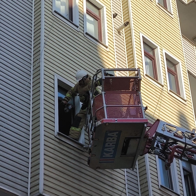 Kars'ta 6 katlı binada yangın; 1'i çocuk 3 kişi dumandan etkilendi